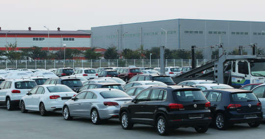 24일 오후 경기도 평택시 평택항 폴크스바겐 출고장에 출고를 기다리는 차량들이 가득 서 있다. 환경부는 배출가스 조작으로 미국에서 리콜 명령을 받은 폴크스바겐 5종 가운데 국내서 판매되는 골프와 제타, 비틀, 아우디 A3등 4종을 각 1대씩 봉인했고 길들이기 운행을 한 뒤 교통환경연구소로 옮겨 실제 조사를 시작한다.